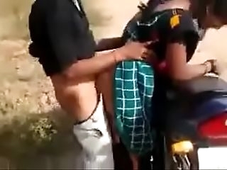 drindl desi bitch having quickie by the road while pal